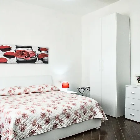 Rosaly Bed & Breakfast 4*